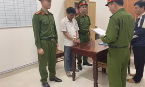 Tát vào mặt cán bộ công an khi được khuyên đi viện cấp cứu, người đàn ông ở Quảng Nam bị khởi tố