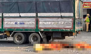 Xe máy chở 4 người va chạm với ô tô tải ở Hà Nội, 3 người tử vong