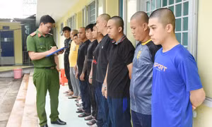 Khởi tố chủ quán phở và 12 người vụ đốt pháo hoa, nhảy múa trên QL1