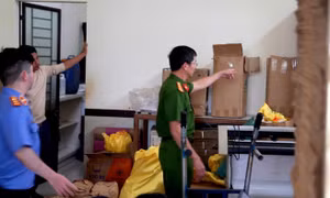 Phá 3 cơ sở làm cà phê giả bằng hóa chất không rõ nguồn gốc