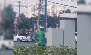 Người chạy xe ôm bấm đèn tín hiệu ở Thủ Đức nói thấy ùn ứ nên tới bấm phân luồng