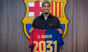 Ronald Araujo gia hạn hợp đồng với Barcelona