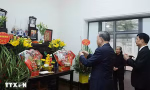 Tổng Bí thư Tô Lâm thắp hương tưởng niệm cố Tổng Bí thư Nguyễn Phú Trọng