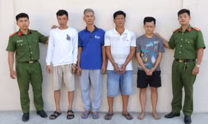 Nhóm 'vỡ nợ thích làm liều' tấn công 2 chủ nhà, cướp tài sản