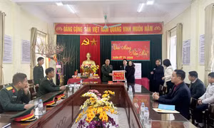Phó Chủ tịch Thường trực HĐND tỉnh thăm, chúc Tết tại huyện Bình Liêu