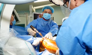 Ca mổ tiền đạo Nguyễn Xuân Son thành công, hôm nay Son có thể tập đi
