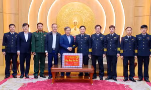 Đồng chí Bí thư Tỉnh ủy chúc mừng Bộ Tư lệnh Quân khu 3 và Quân chủng Hải quân