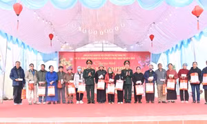 Sôi nổi chương trình “Xuân yêu thương - Tết thắm tình quân dân”