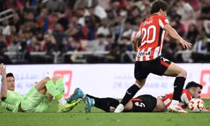 Lewandowski khập khiễng rời sân