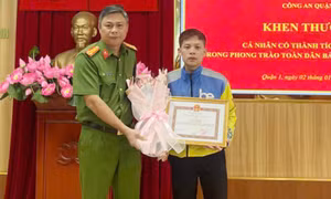 Tài xế công nghệ ngăn cản 2 vợ chồng đánh người được khen thưởng