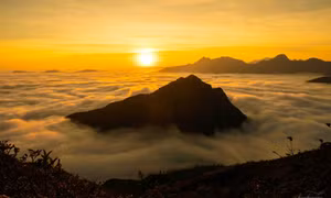 Bình minh trên ‘biển mây’ núi Muối