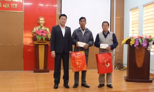 Ban Dân tộc tỉnh Quảng Ninh thăm, tặng quà Tết cho người có uy tín trong đồng bào DTTS huyện Vân Đồn
