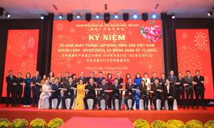 TP Đông Hưng, Khu Phòng Thành (Trung Quốc) thăm, chúc mừng TP Móng Cái (Việt Nam) nhân kỷ niệm 95 năm Ngày thành lập Đảng Cộng sản Việt Nam và mừng Xuân Ất Tỵ 2025