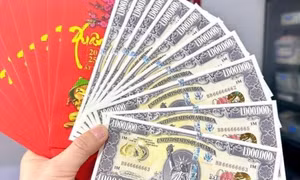 Săn lùng tiền mạ vàng làm quà lì xì Tết