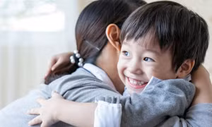 Ôm con thường xuyên giúp trẻ thông minh hơn