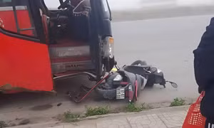 Hai mẹ con tử vong trên đường tới trường sau va chạm với ô tô khách