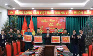 Đồng chí Chủ tịch UBND tỉnh thăm, tặng quà Tết tại Thành phố Móng Cái