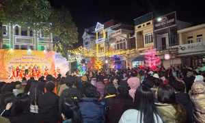 Người dân Quảng Ninh háo hức chờ đón giao thừa