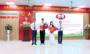 Cẩm Phả: Trao Quyết định kết nạp Đảng viên cho học sinh