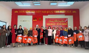 Hội Nữ Doanh nhân Quảng Ninh trao tặng quà cho phụ nữ khó khăn 
