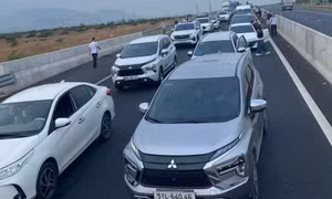 5 xe tông liên hoàn trên cao tốc Phan Thiết - Dầu Giây, ùn tắc hơn 12km
