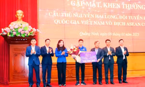 Tiền vệ Hai Long nhận gần 500 triệu đồng khen thưởng từ quê hương Quảng Ninh