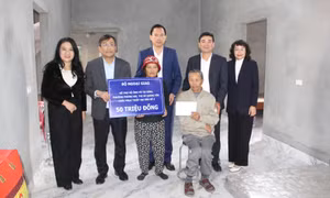 Thứ trưởng Thường trực Bộ Ngoại giao Nguyễn Minh Vũ trao tặng kinh phí ủng hộ khắc phục bão số 3, tặng quà Tết cho hộ cận nghèo tại TX Quảng Yên