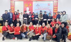 Trao tặng quà Tết cho hội viên người mù có hoàn cảnh khó khăn