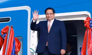 Thủ tướng Chính phủ Phạm Minh Chính tới Vientiane, bắt đầu thăm Lào