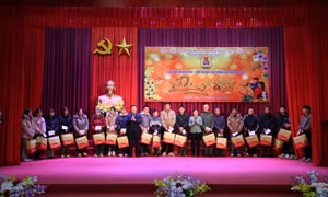 Hơn 350 phần quà Tết được huyện Ba Chẽ trao tặng trong chương trình “Tết Sum vầy - Xuân ơn Đảng”