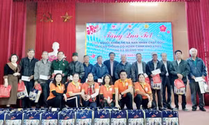 Tặng quà Tết cho người khiếm thị và nạn nhân da cam/dioxin có hoàn cảnh khó khăn tại TX Quảng Yên