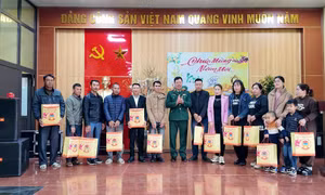 Thiếu tướng Lê Văn Long, Phó Tư lệnh Quân khu 3 thăm chúc Tết quân và dân huyện đảo Cô Tô