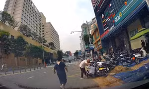 Người đàn ông cầm dao, đánh người đi đường bị công an quận 1 triệu tập