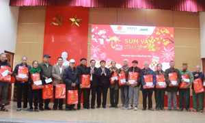 Trao 70 suất quà Tết cho người có hoàn cảnh khó khăn xã Sông Khoai (TX Quảng Yên)