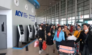 Vé máy bay tăng cao, nhiều chặng... 'cháy vé'!