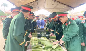 Trung đoàn 43 tổ chức chương trình “Xuân biên cương - Tết thắm tình quân dân”