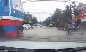 Tạm đình chỉ 3 nhân viên ca trực vụ chậm đóng gác chắn tàu tại đường ngang ở Huế