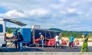 Xe tải chở gas lật đè xe máy sau va chạm, 1 người bị thương nặng