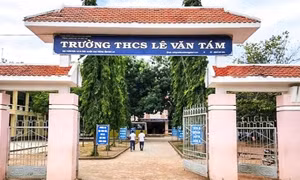 Cách chức hiệu trưởng bỏ trường cả tháng không đến làm việc