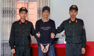 Bắt tạm giam kẻ trông coi thuê rồi trộm cây gỗ Giáng Hương