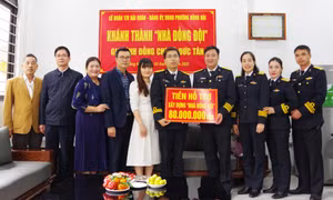 Bàn giao nhà đồng đội cho gia đình quân nhân có hoàn cảnh khó khăn
