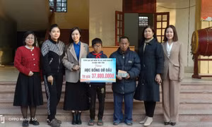 Trao học bổng đỡ đầu gần 300 triệu đồng cho học sinh có hoàn cảnh khó khăn xã Phong Dụ