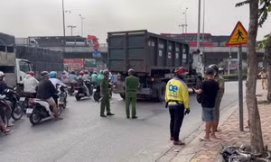 Xe chở rác va chạm cụ ông đi xe đạp, giao thông ở TPHCM ùn ứ