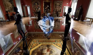 Bảo tàng Louvre lần đầu tiên trở thành điểm triển lãm thời trang