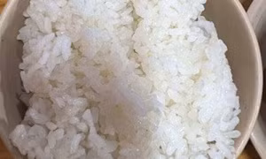 Lượng cơm trắng mà người có axit uric cao nên ăn mỗi ngày