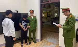 Đột nhập nhà dân trộm ô tô rồi... lái đi đón bạn gái