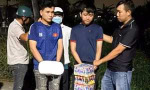 Bắt quả tang 2 đối tượng vận chuyển pháo hoa nghi lậu