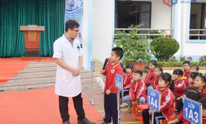 Truyền thông phòng, chống gù vẹo cột sống và tật khúc xạ học đường
