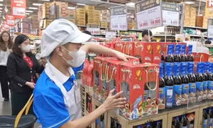Hàng Tết lên kệ sớm: Nguồn cung dồi dào, giá ra sao?