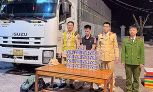 Khởi tố 2 đối tượng về tội buôn bán, tàng trữ hàng cấm